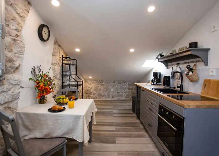 Diamadi-old Town רוביני